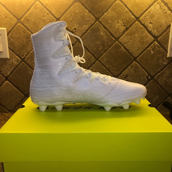 Under Armor Highlights Football cleats - Picture 2 of 6